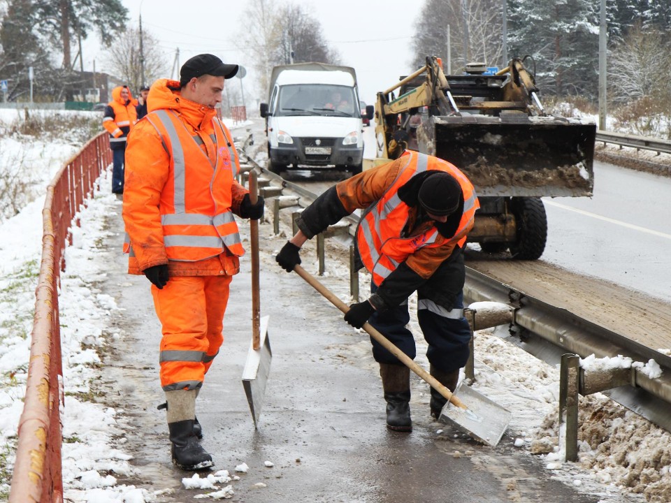 Меньше выездов в кювет и на встречку: на каких трассах и улицах Подмосковья обновили защитные барьеры