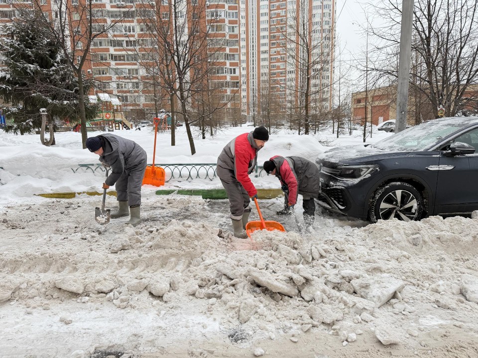 Уборка снега в Одинцове осложняется припаркованными машинами
