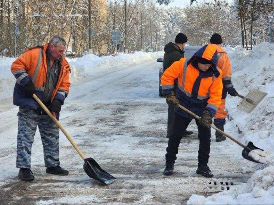 На улицах Протвина коммунальщики расчистили снег до асфальта