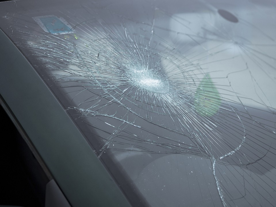 Выброшенный из окна мусор разбил лобовое стекло автомобиля в Подольске