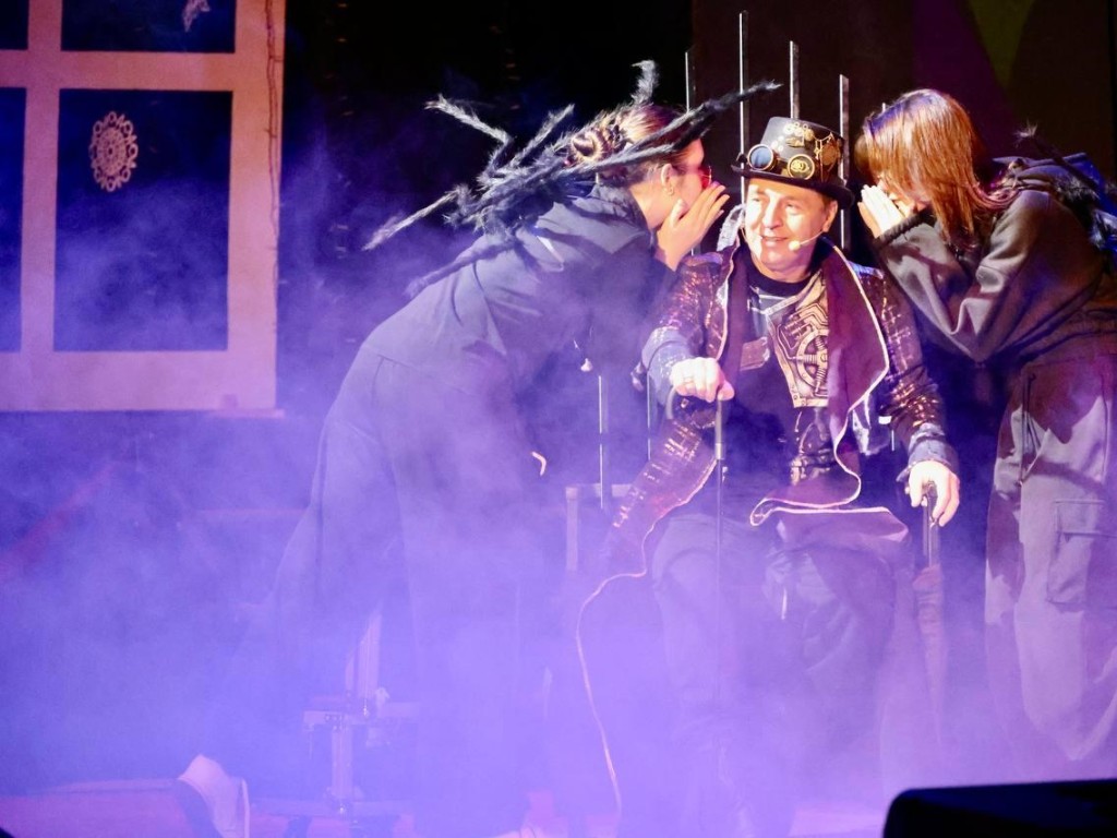 Премьера в «Октябре»: в Павловском Посаде показали новогоднюю сказку «Похитители времени»