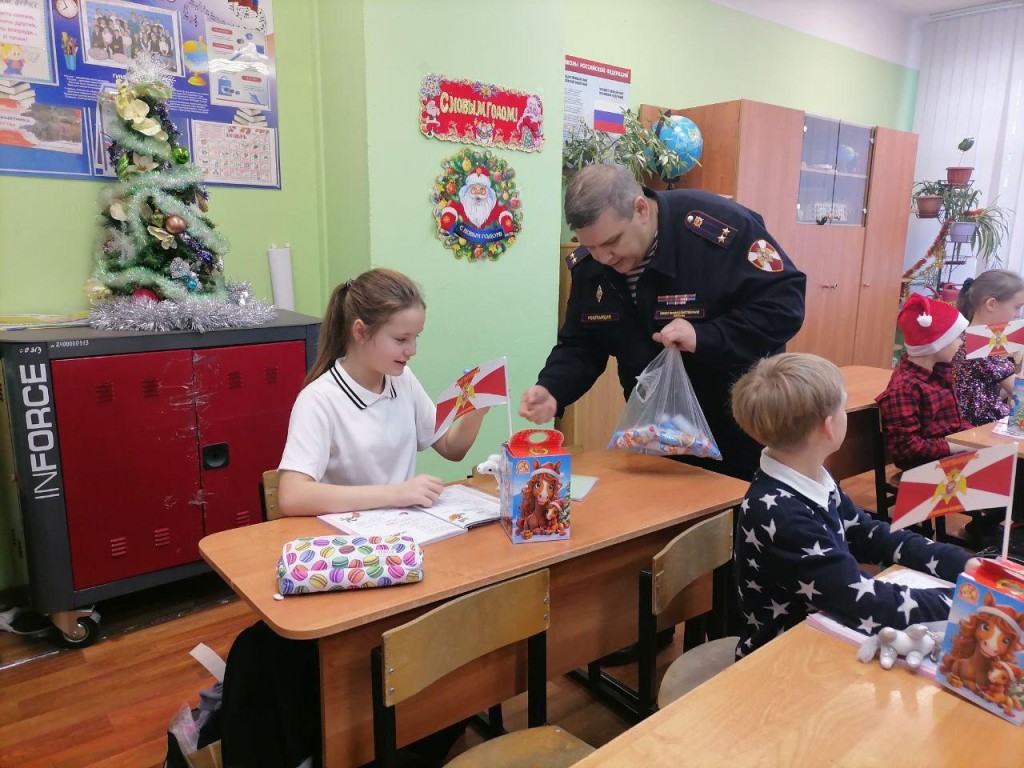 Яркие эмоции и сладкие сюрпризы: росгвардейцы поздравили школьников Орехово-Зуева с Новым годом и Рождеством