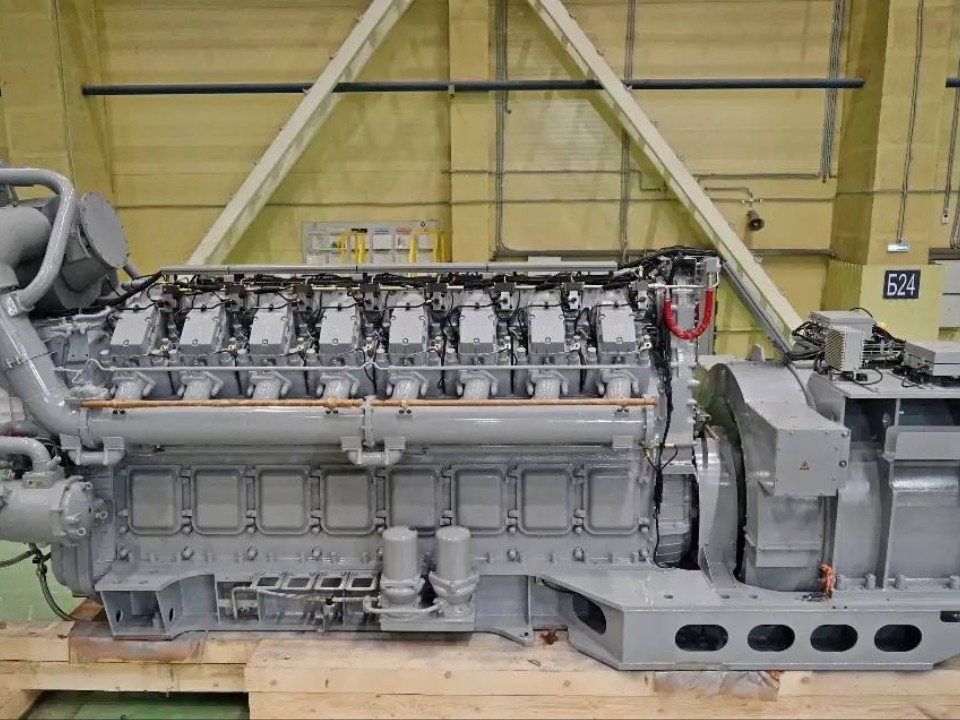 Тепловоз-гигант получил юбилейный дизель-генератор из Коломны