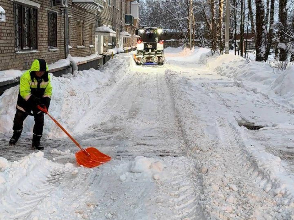 Армия с лопатами: как подмосковные дворники расчищают дворы от полуметровых сугробов