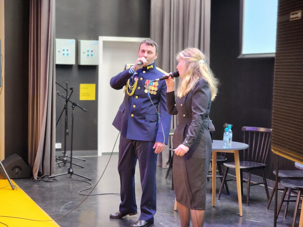 Возможно все! Ветеран СВО, частично потерявший слух, спел на встрече для друзей и общественников