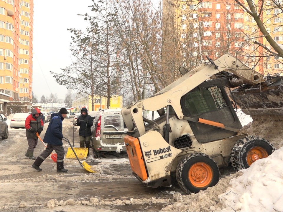 Во Власихе коммунальщики работают с 4 утра, чтобы очистить город от снега
