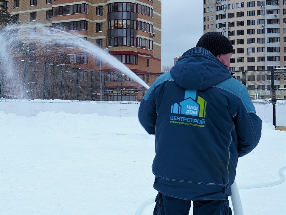 Можно даже начинающим: в каких дворах Реутова открылись ледовые катки?