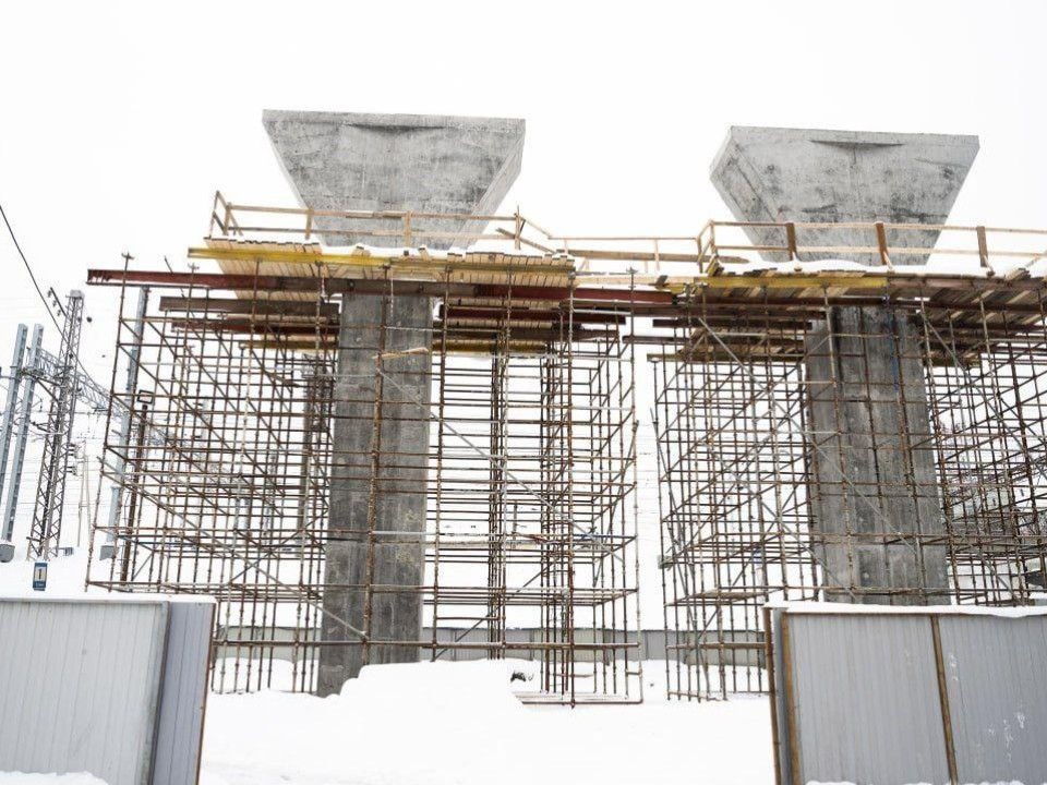 Работы идут в две смены, даже ночью: как продвигается строительство путепровода у МЦД-3