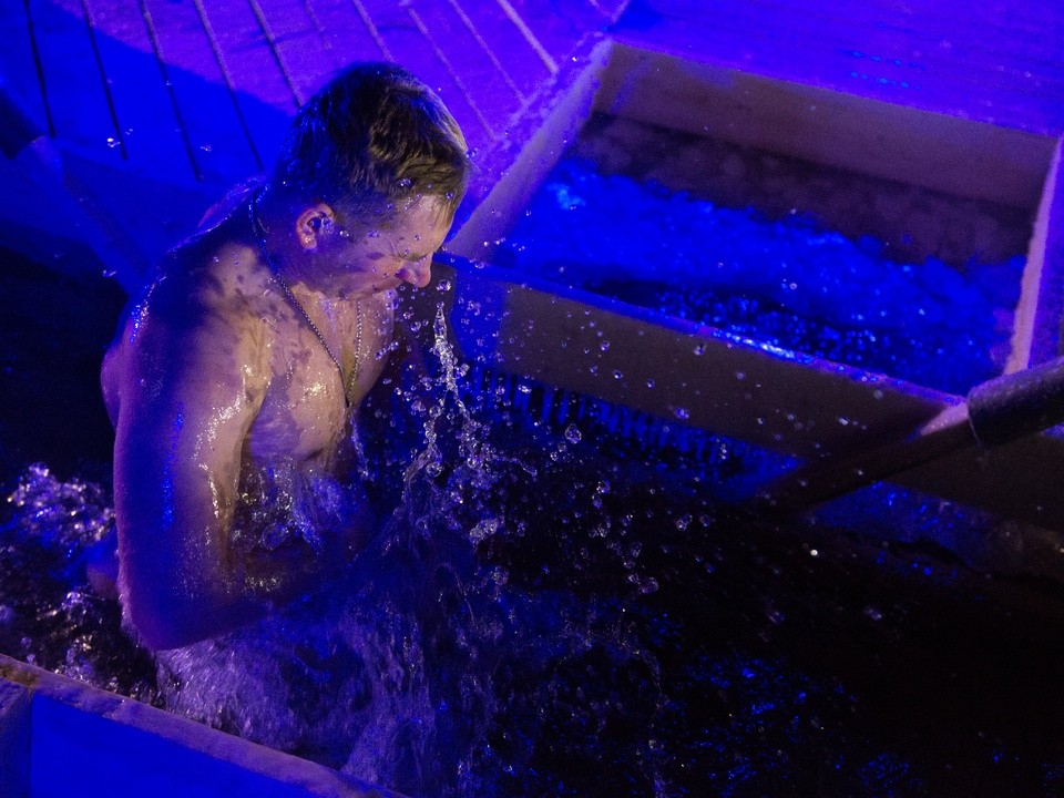 Крещенские купания: врач назвала главную опасность погружения в прорубь