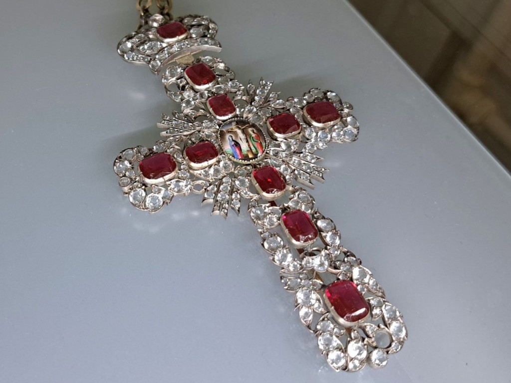 Можно ли некрещеному человеку ставить на могиле крест? — Ответил священник