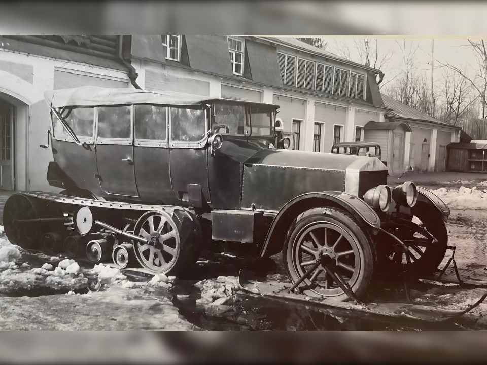 В «Горках Ленинских» представили уникальный полугусеничный Rolls-Royce