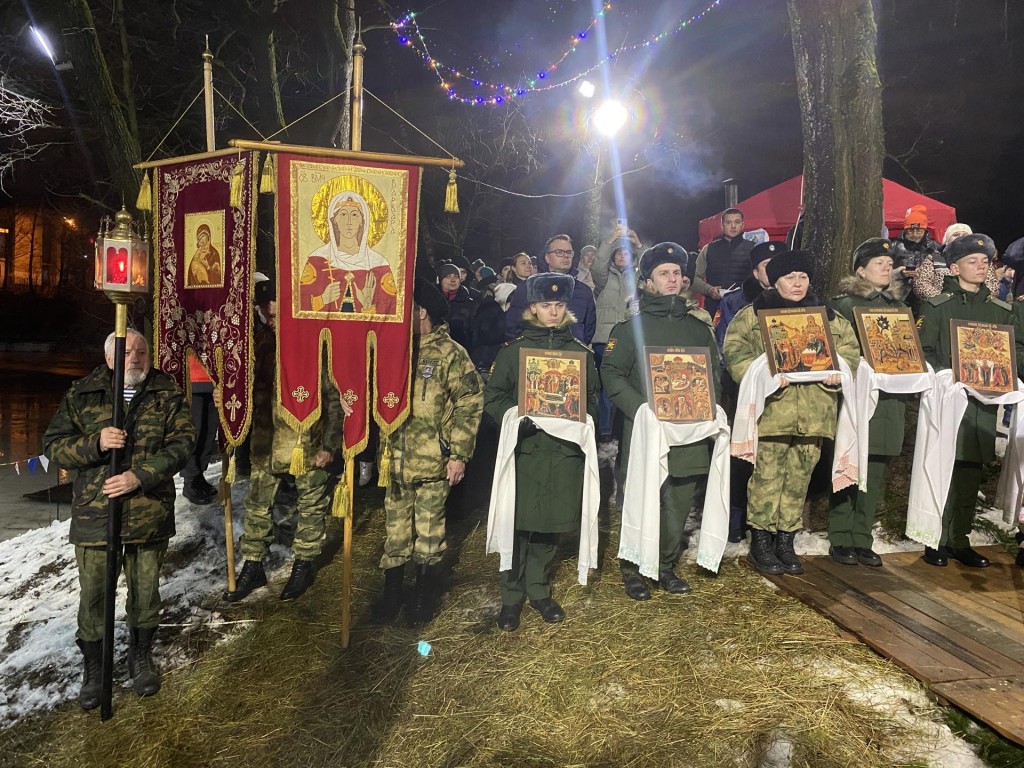 В Власихе верующие совершили крестный ход и окунулись в иордань