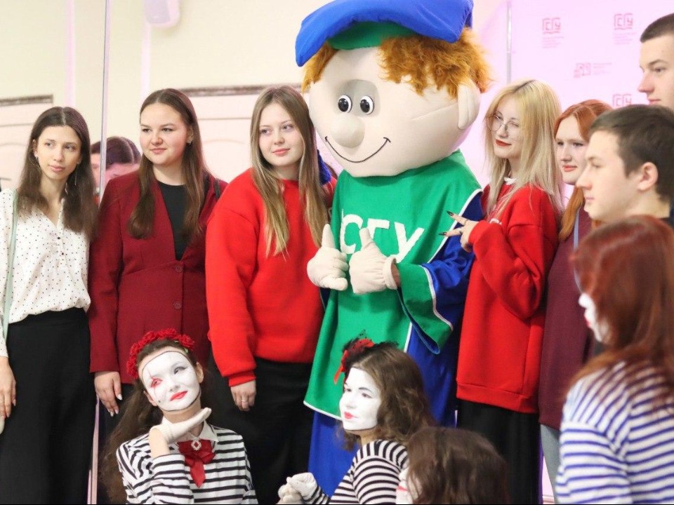 Иван Васильевич меняет факультет: какие киношные сюжеты обыграли студенты в своем празднике