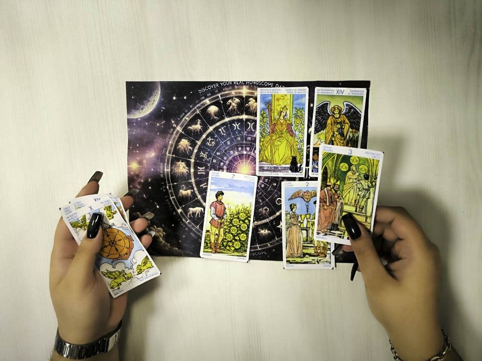 Гороскоп для всех знаков Зодиака на 15 января 2026: Весам следует забыть о планах, Ракам необходим тайм-аут, а Скорпионам лучше отказаться от шопинга