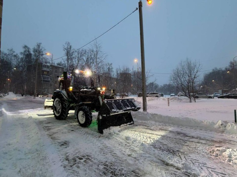 Танки снега не боятся: почему на расчистку дорог Подмосковья пришлось направить тяжелую технику
