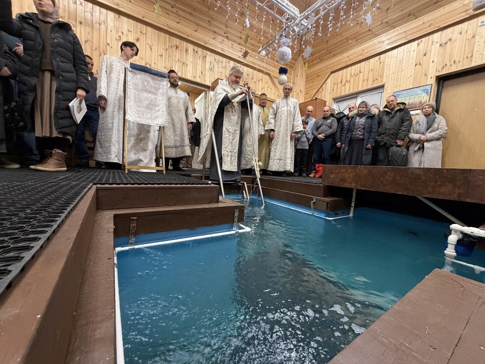 Жители Лесного городка окунулись в крещенские купели, несмотря на мороз