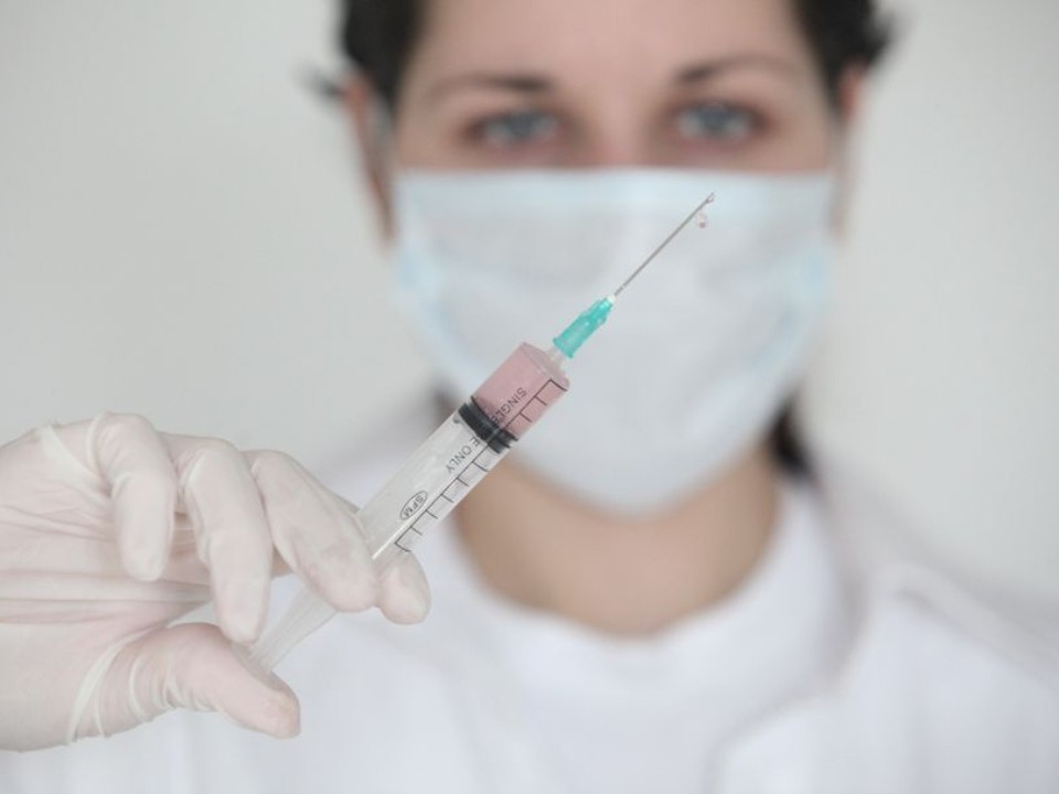 Герои нашего времени: обычная медсестра помогла бабушке душевной песней и записала трек с известным музыкантом