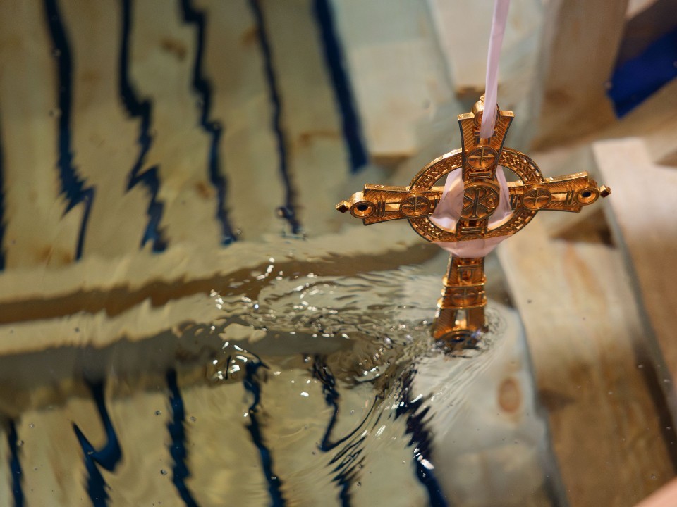 Купание в проруби на Крещение: чем опасно для детей и как избежать трагедии