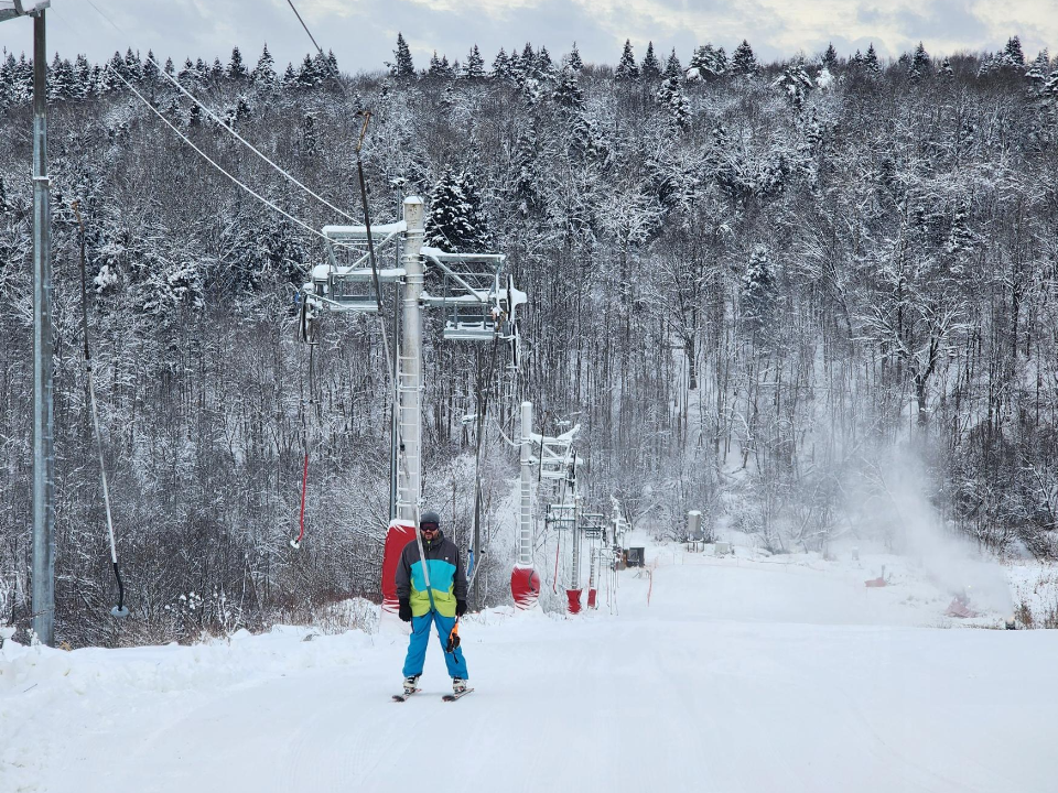 До 500 человек одновременно: в Красногорске открыли горнолыжный сезон на Черневской горке