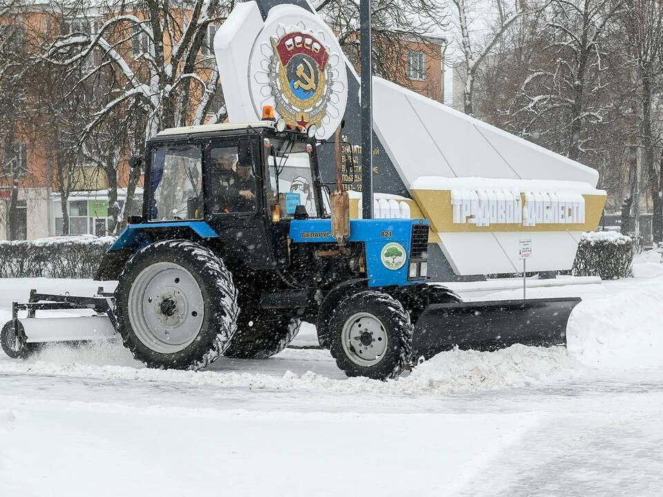 Дорожные службы Подмосковья справляются со снегопадом и сугробами