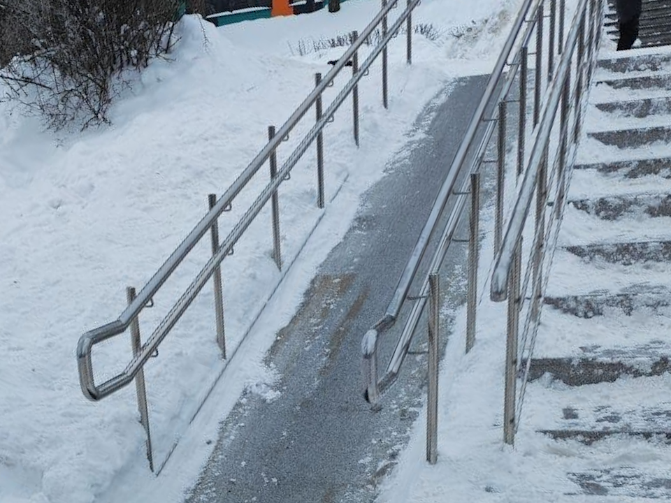 Опасный пандус на подъеме к городской школе №2 приведут в порядок