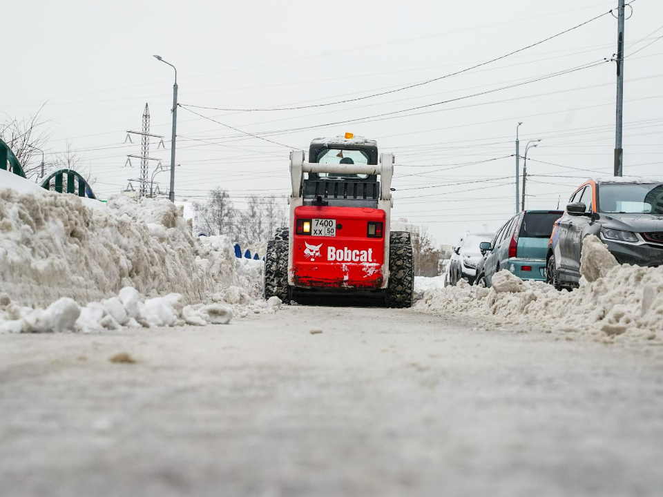 Коммунальщики Химок освободили от снежных завалов территорию у ЖК «Альфа Центавра»