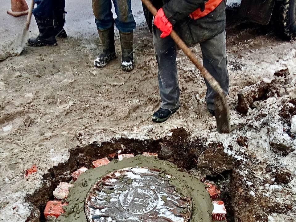 Один звонок может спасти чью-то жизнь: куда сообщать о поврежденном или открытом люке