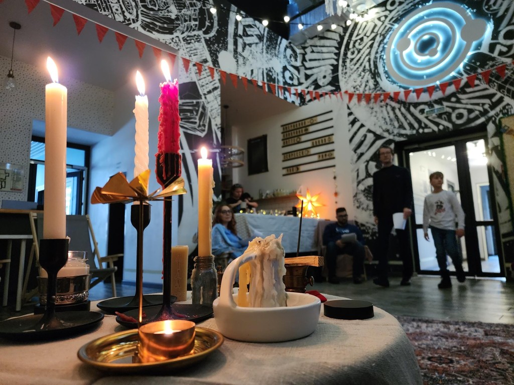 Горячий чай, свечи и литературная классика: как прошла рождественская читка в «Восходе»