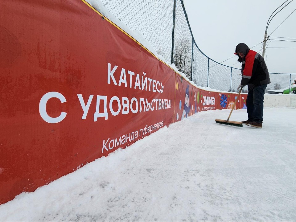 В Рузе восстанавливают лед для тренировок хоккеистов