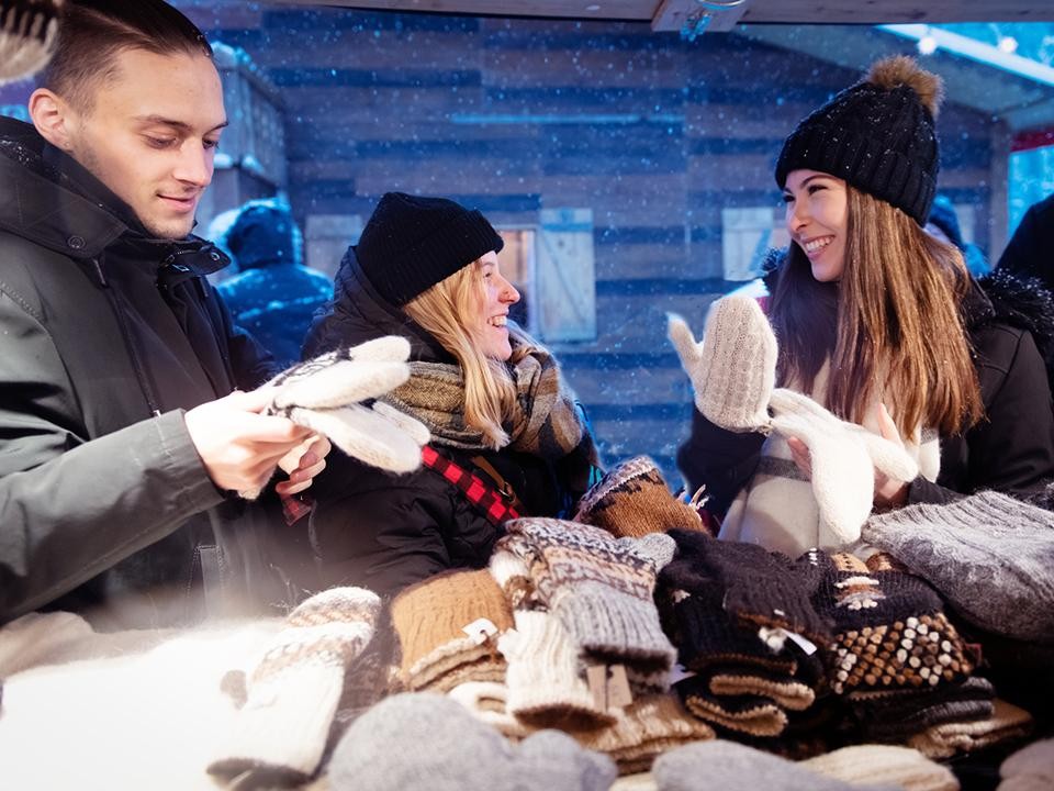 Теплый тандем с цифровой реальностью: выбираем модные в этом сезоне варежки и перчатки