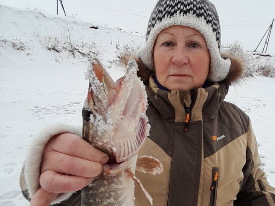 Ни одной раны, но спина буквой Z: рыбаки в Истре гадают, что за «чудо-юдо» попалось им на крючок