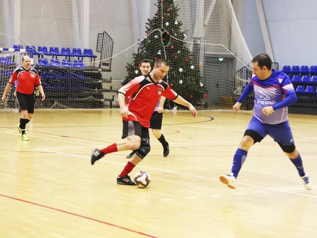 В Рошале ветераны спорта отметили юбилей МЧС футбольным турниром