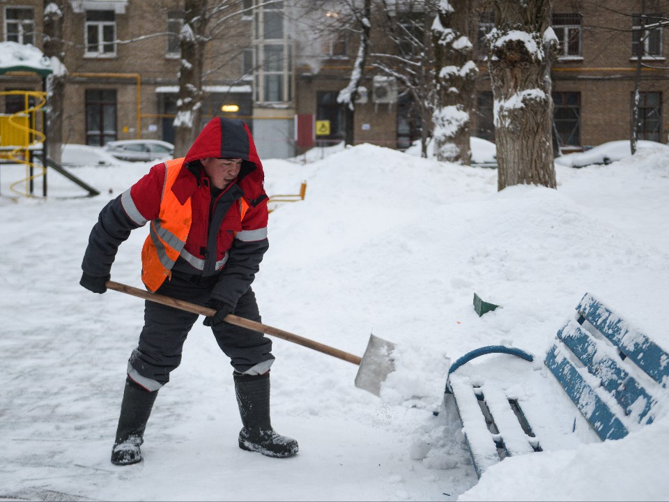 Двор в сугробах? Простая инструкция, как добиться уборки снега во дворе за 10 дней
