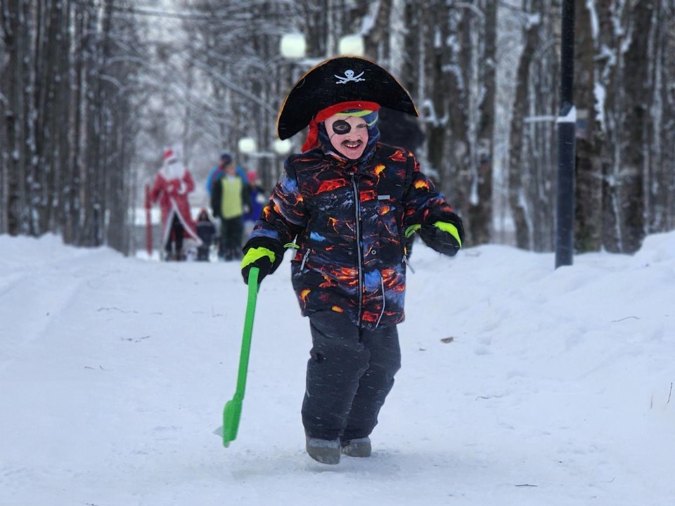 Шапокляк и Джек Воробей вышли на старт костюмированного забега желаний в Волоколамске