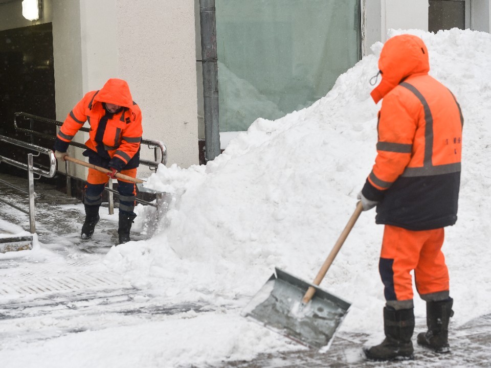 Километры вручную: как в Сергиевом Посаде борются со снегом на пешеходных дорожках