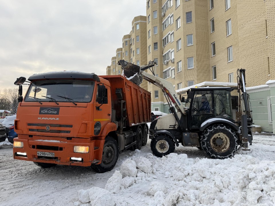 Ликвидация последствий снегопадов в Одинцовском округе: из Успенского вывезли 8 тысяч кубометров снега