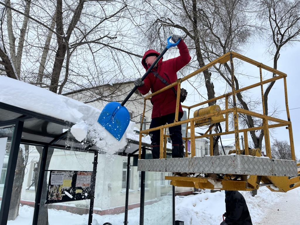 Рабочие в Шатуре очищают остановки от снега с помощью автовышек за десять минут
