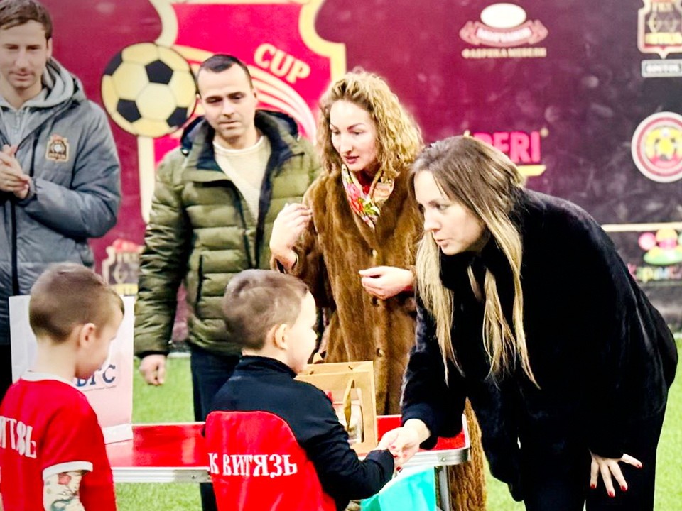 Пятнадцать мячей для побед вручили меценаты детскому ФК «Витязь»