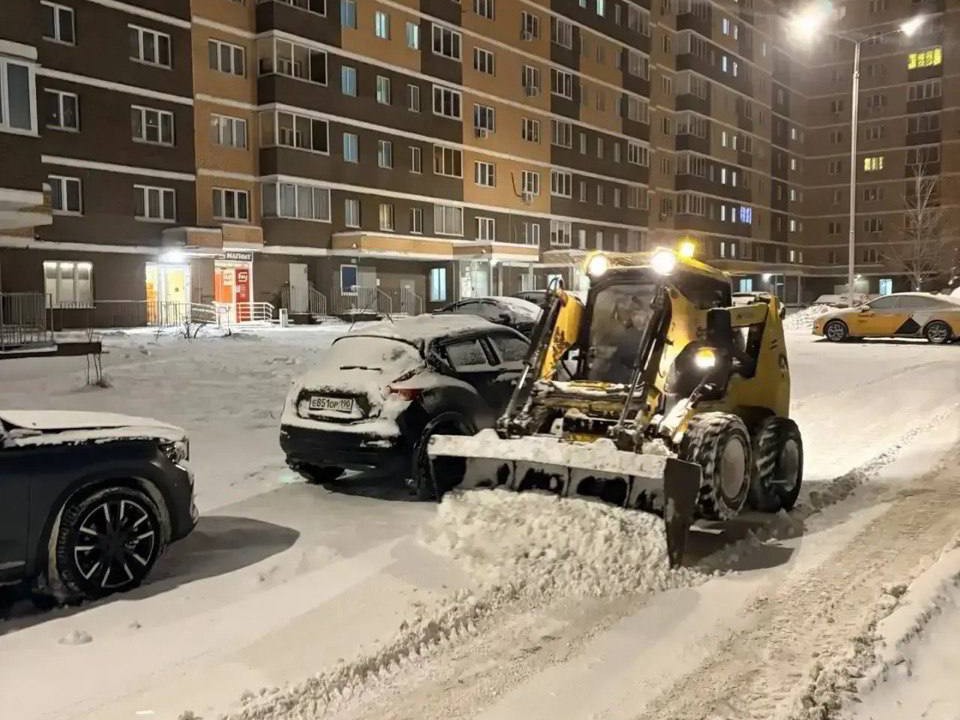 Более 150 единиц техники вывели на дороги Щелкова для борьбы со снегопадом