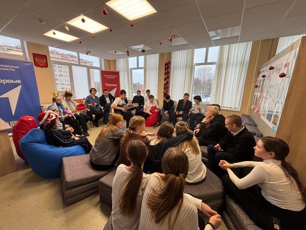 Вечер живых песен провели воскресенские волонтеры в лицее имени Стрельцова