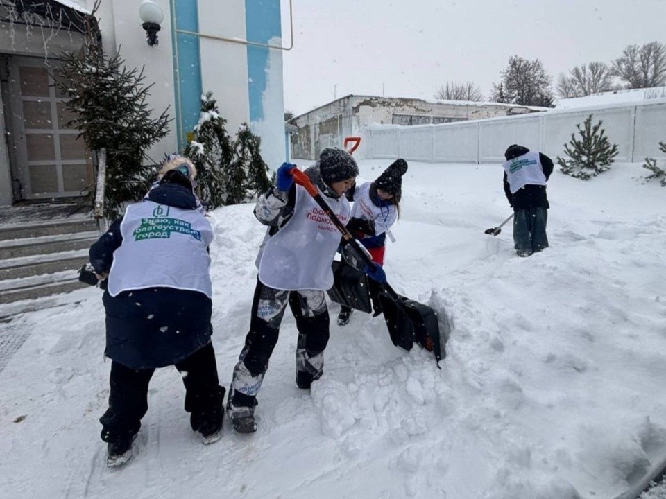 Каширские волонтеры помогли очистить от снега территорию храма