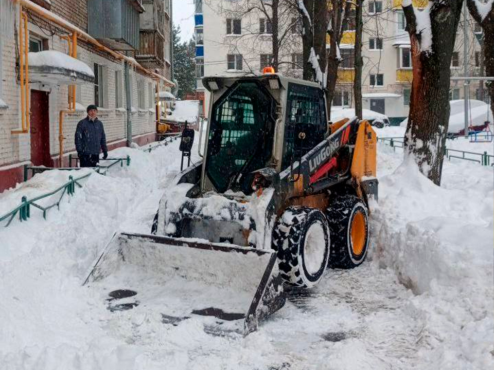 Коммунальные службы Химок продолжают расчищать дворы и проходы
