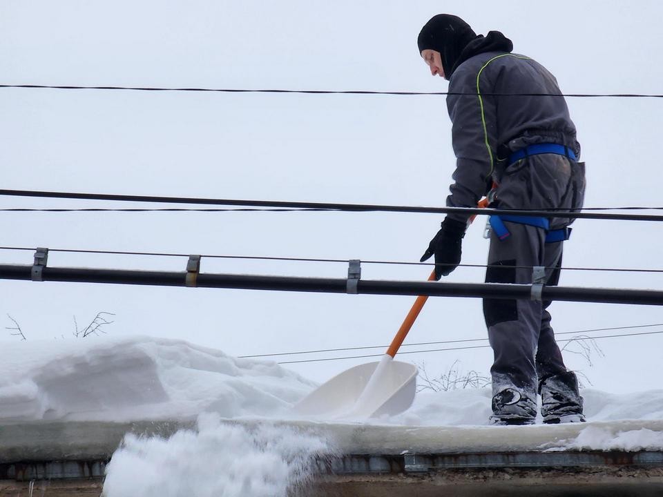 Альпинисты очистили от наледи крыши в Вешках