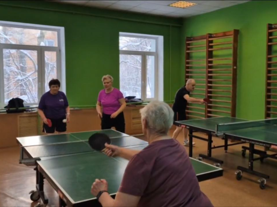 Люберецкие пенсионеры возобновили тренировки по настольному теннису в обновленном зале стадиона «Урожай»