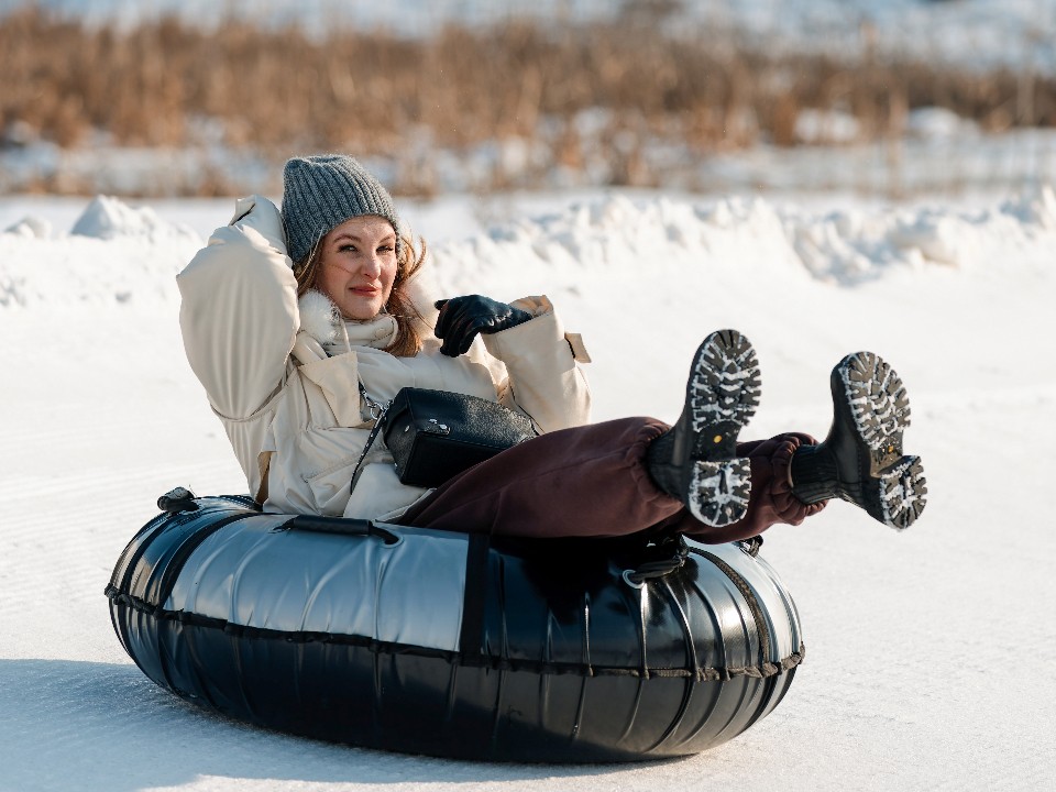 В Николаевке с 4 по 8 января можно бесплатно покататься с тюбинговой трассы