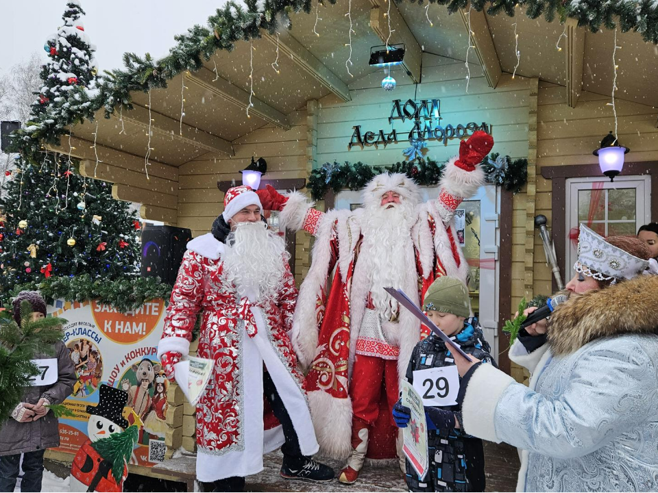 С елками наперевес: в Долгопрудном прошел необычный спортивный забег