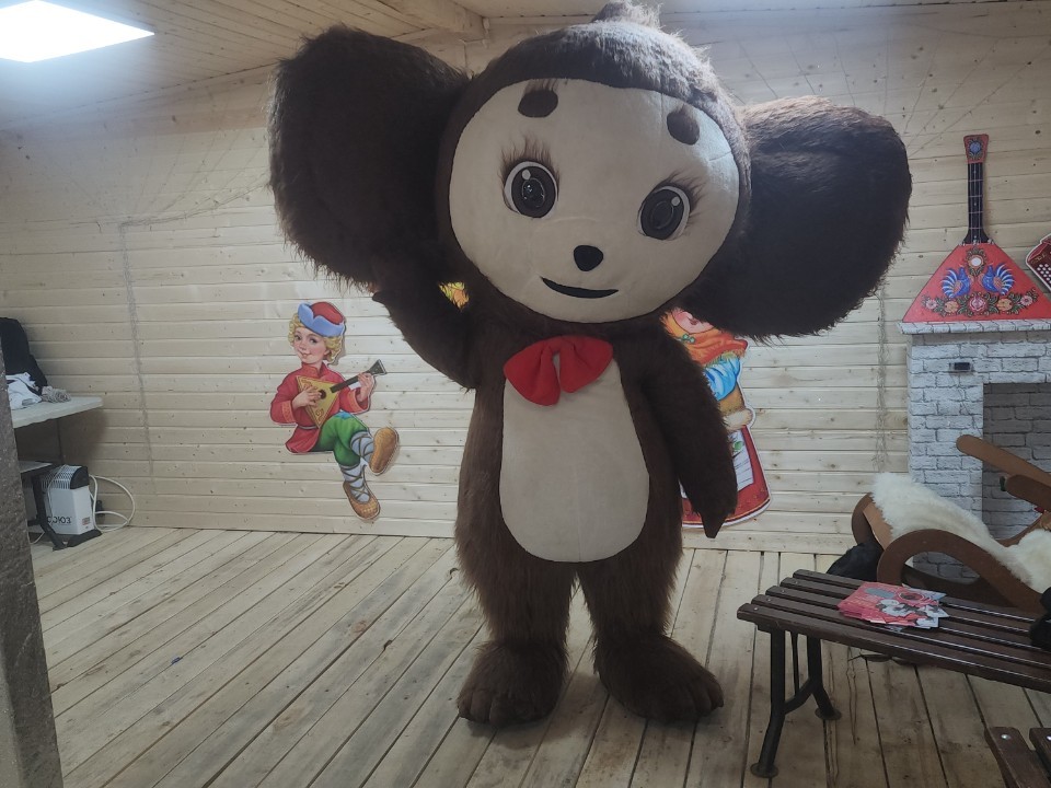 Чебурашка взялся за лопату: мультгерой вышел на уборку снега в Пушкино