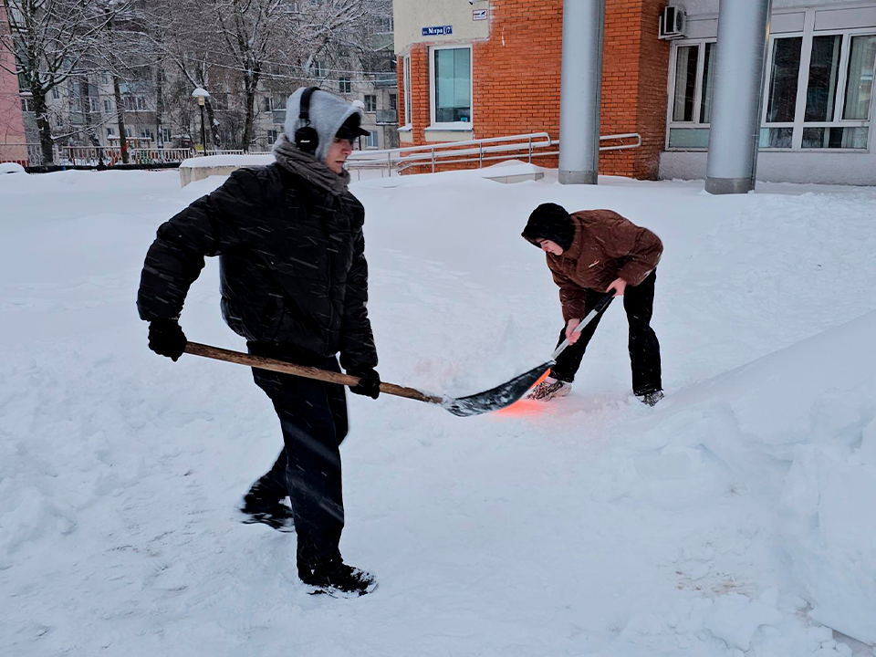 Снегопад в Луховицах: как коммунальщики и волонтеры очищают город