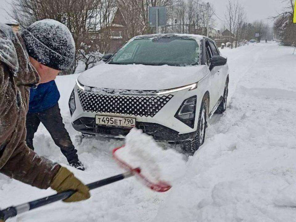 Жители Павловского Посада помогают дворникам расчищать парковки от снега
