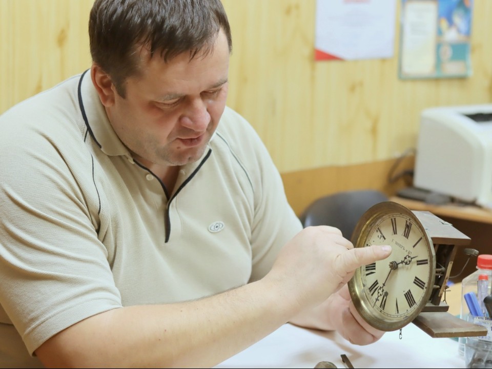 Часовых дел мастер: как преподаватель ГСГУ собрал коллекцию раритетных ходиков